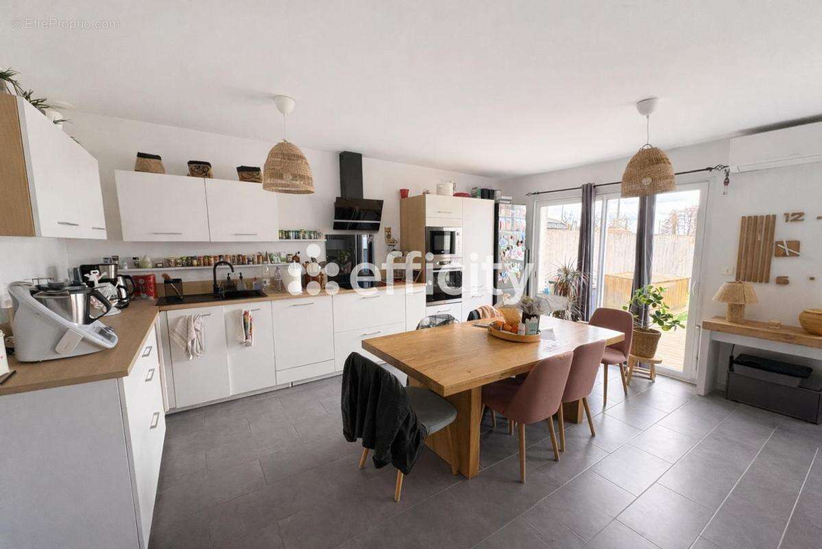 Maison à SAINT-MAGNE-DE-CASTILLON