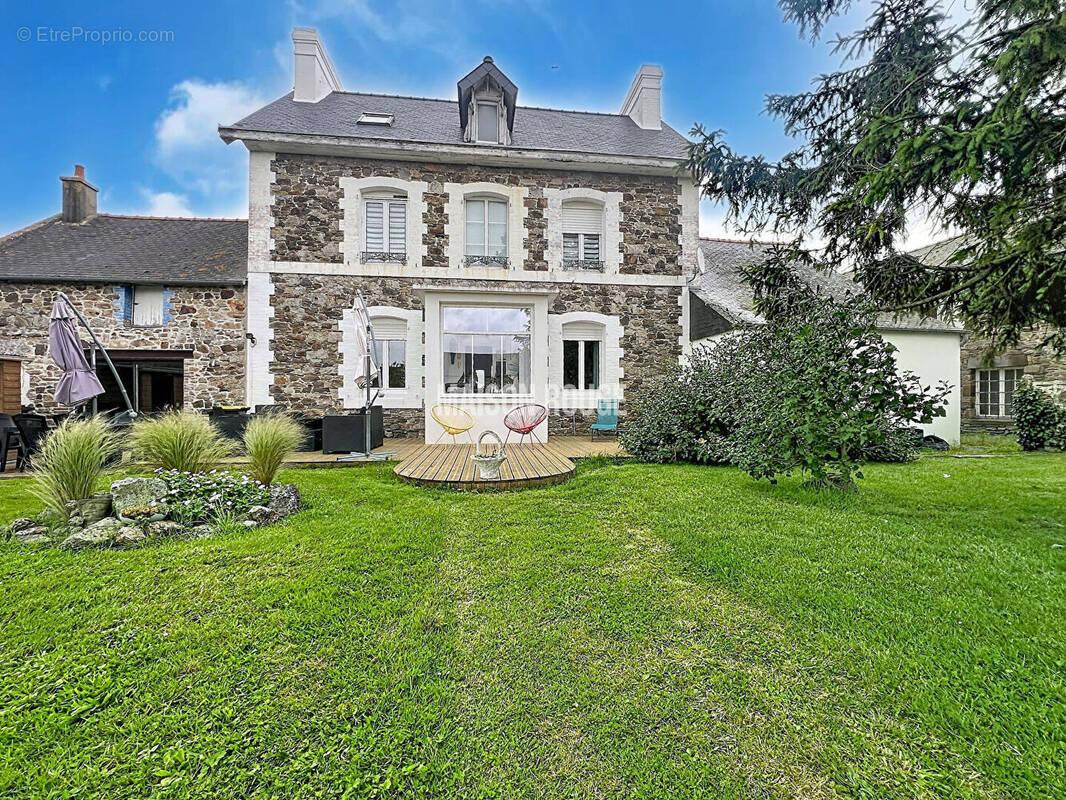 Maison 9 pièces 260 m² · à Le Vivier-sur-Mer · 260 m² · 789 000 €