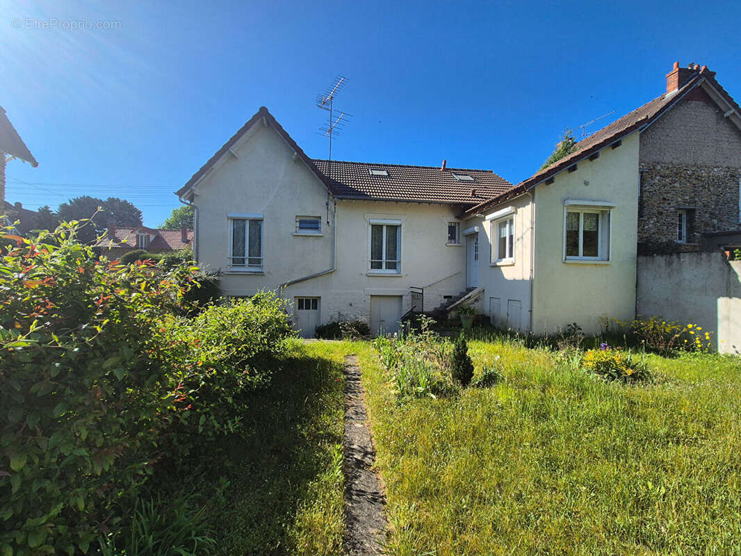 Maison à VAUX-LE-PENIL