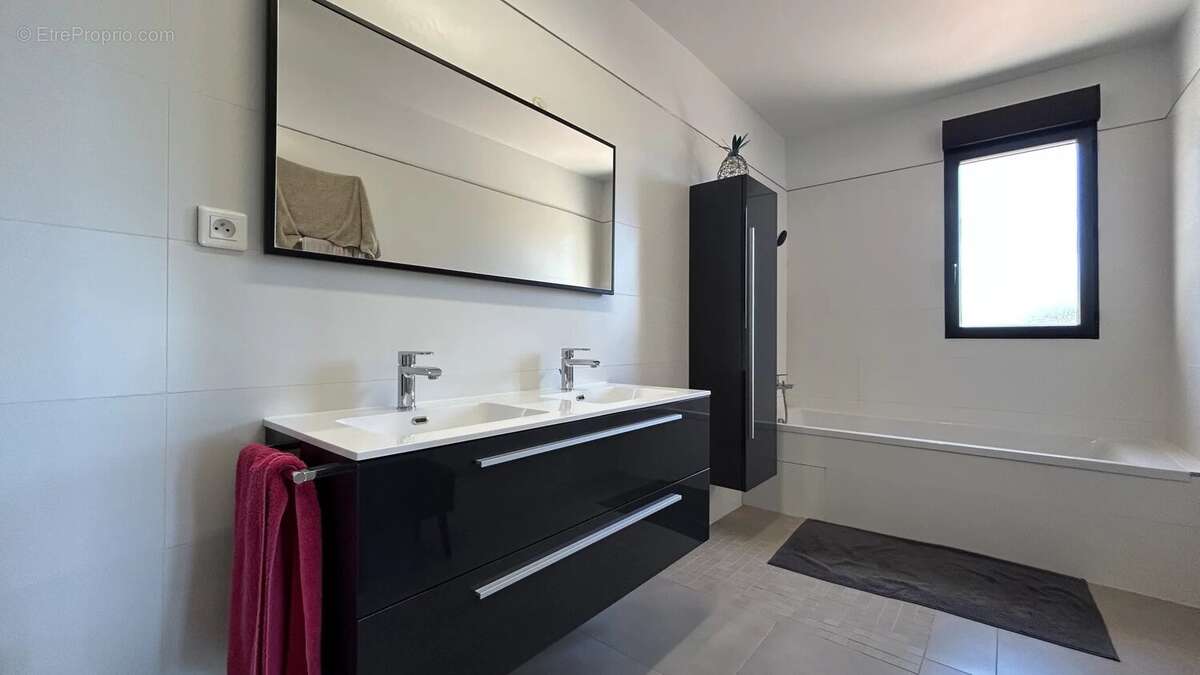 Maison à CHATEAUNEUF-GRASSE