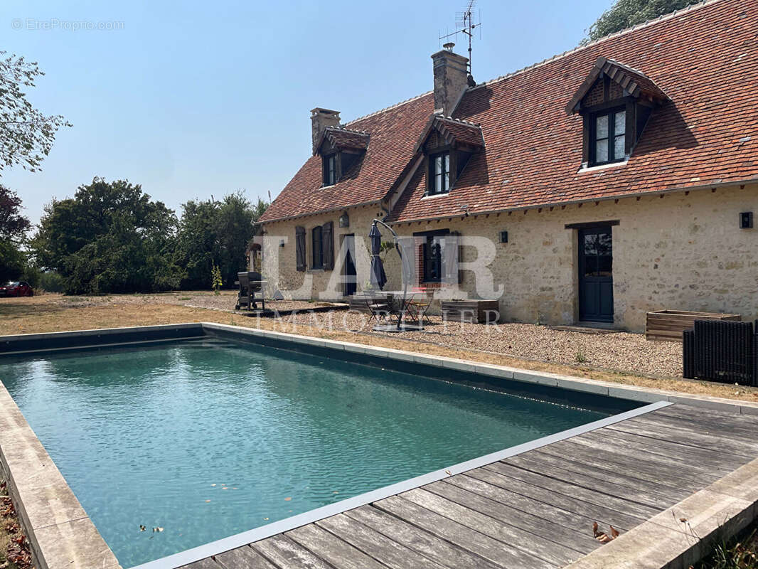 Longère avec une piscine au bout d'un chemin à vendre, réf B15534 - photo 2