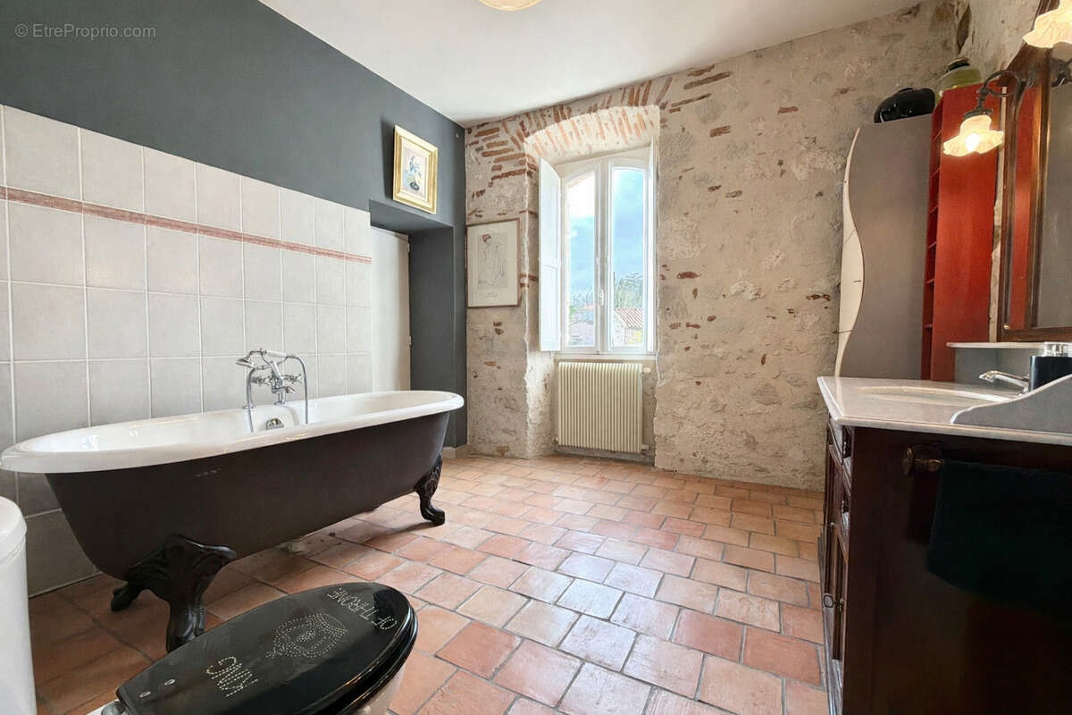 Authentique demeure médiévale avec piscine, jardin et parking privé. - photo 15