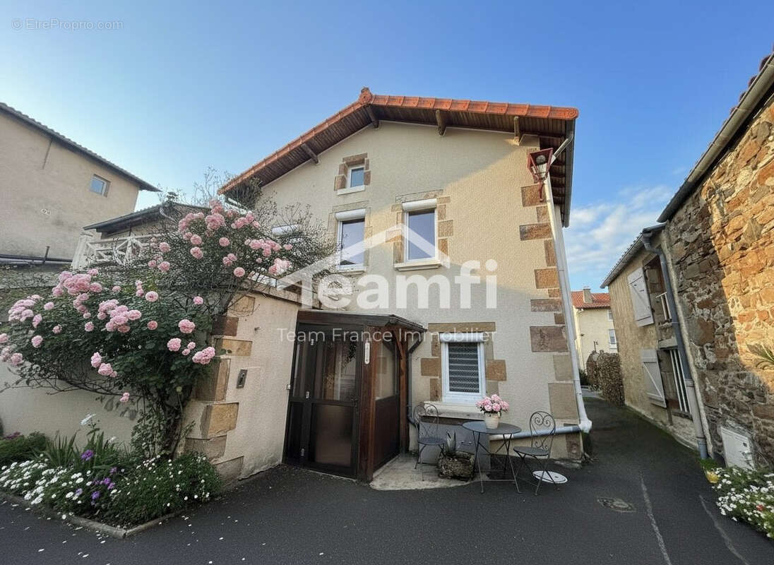 Maison à VIC-LE-COMTE