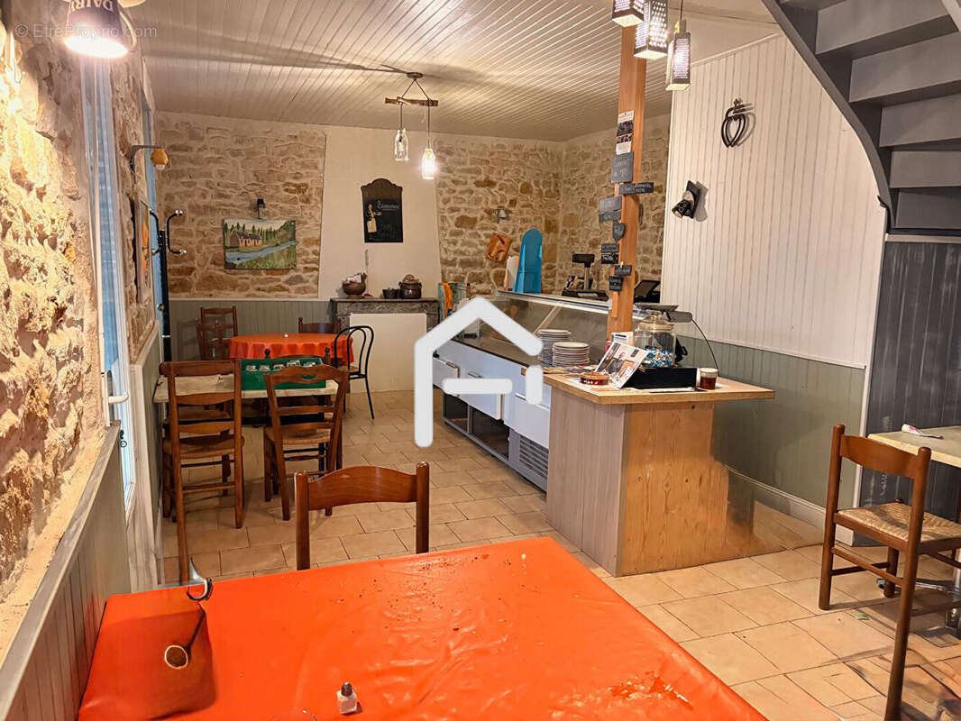 Commerce à SAINT-CYR-EN-TALMONDAIS