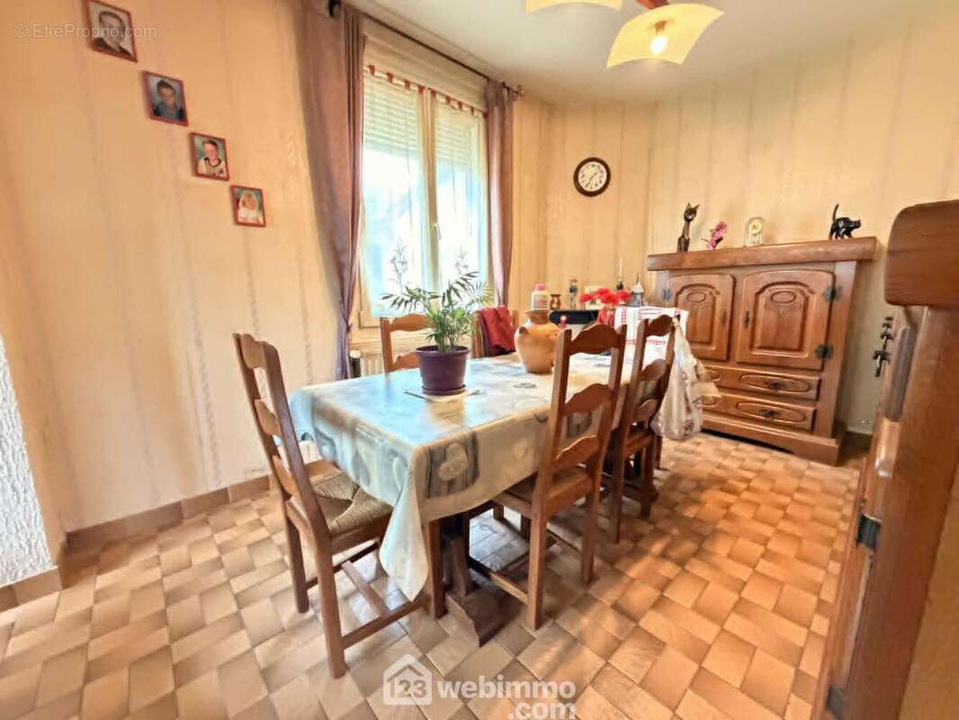 La salle à manger pour y recevoir vos convives - Maison à LAON