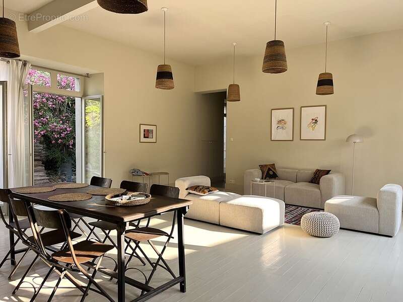 Ile aux moines, coeur de bourg, ancienne ecole transformee en habitation, 4 chambres, 748800€ fai - photo 2
