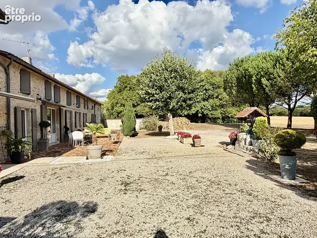 Magnifique Maison de Caractère avec Vastes Jardins et Vues Exceptionnelles près de Nanteuil-en-Vallée - photo 20