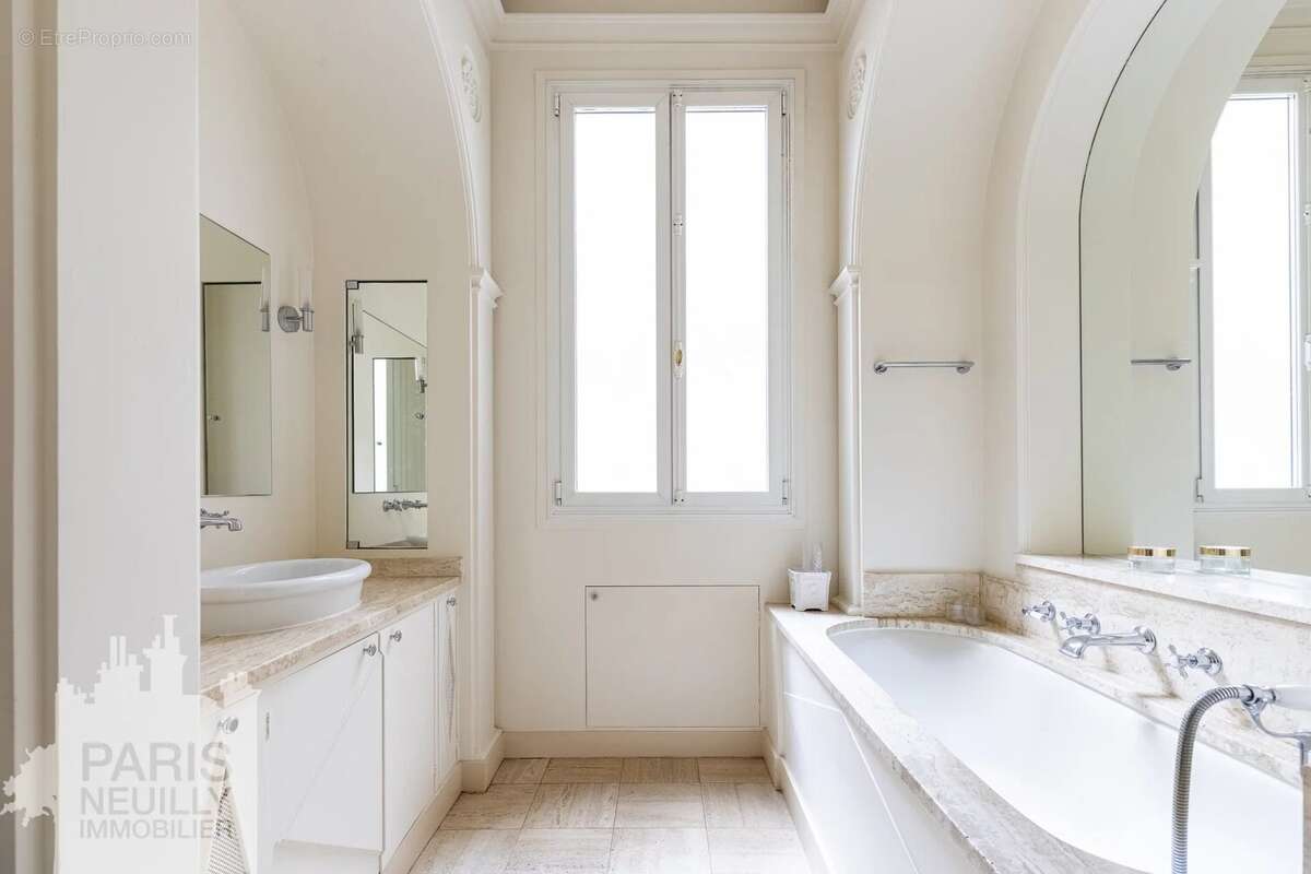 Appartement à PARIS-16E