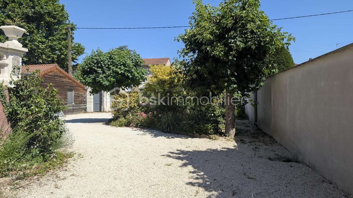 Maison à MONTROND-LES-BAINS