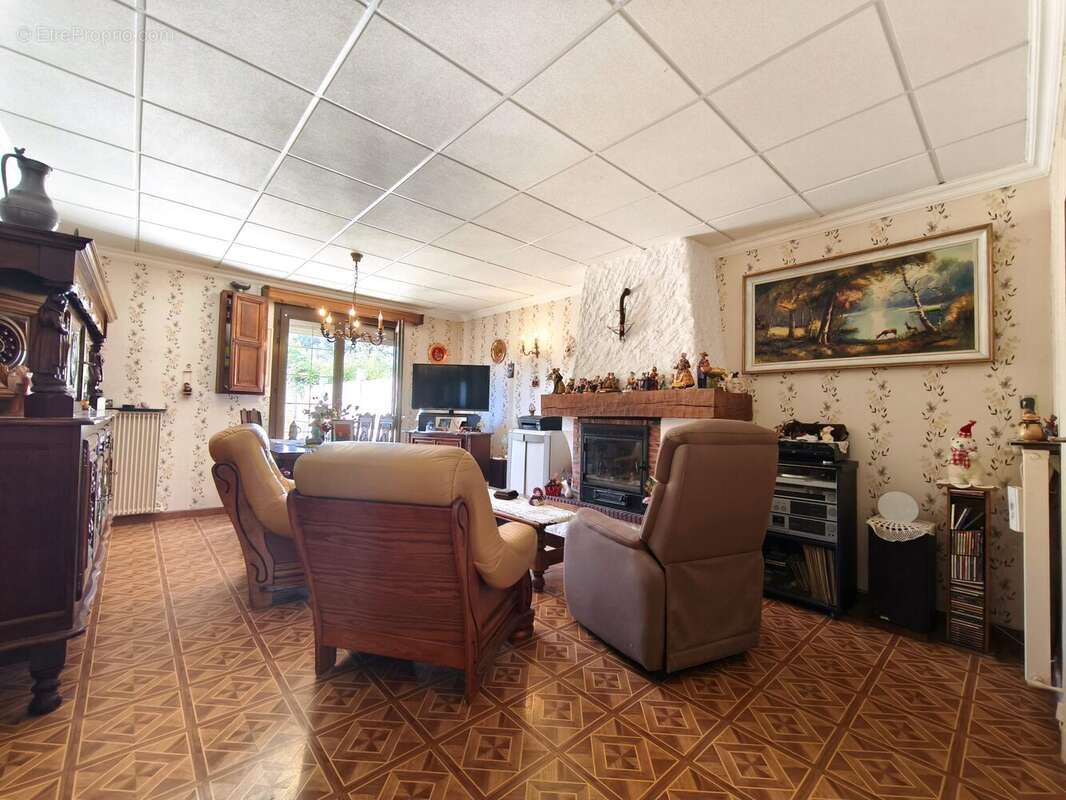 Maison à SAINT-DENIS-DE-L'HOTEL