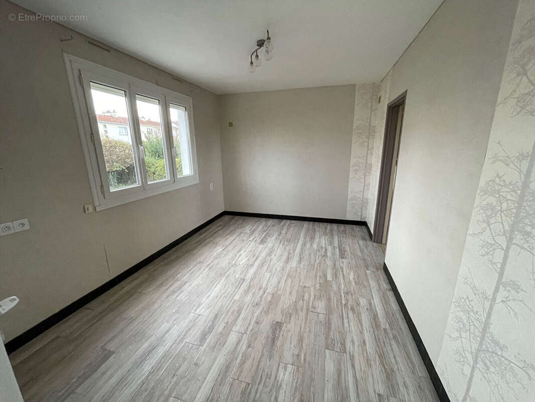 Maison à SAINT-MACAIRE-EN-MAUGES