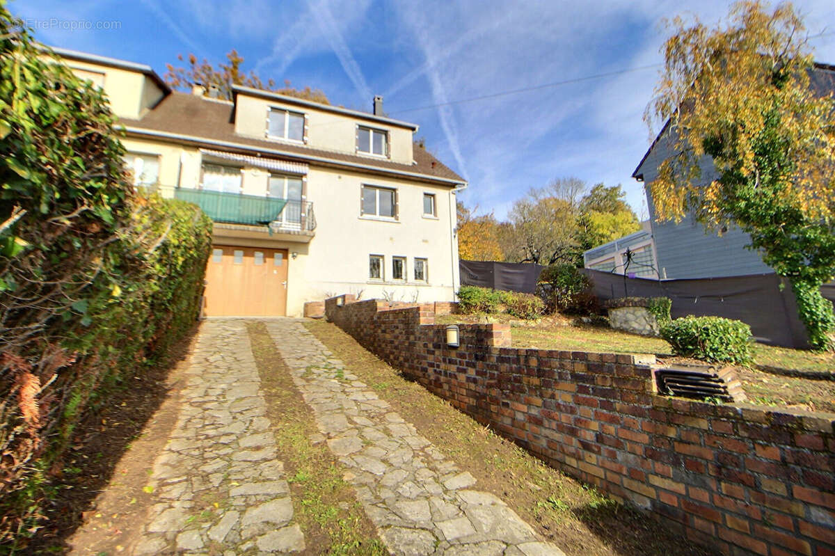 Maison à CHANTELOUP-LES-VIGNES