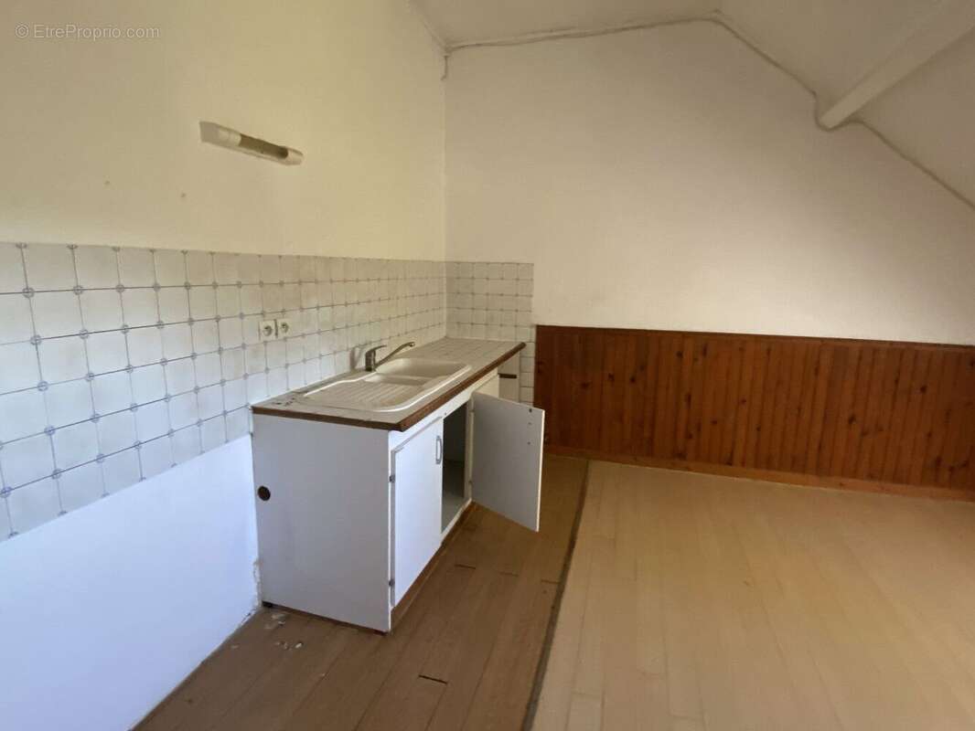 Grand appartement situé dans un immeuble en pierre avec ascenseur, parkings et jardin à Alvignac. - photo 6