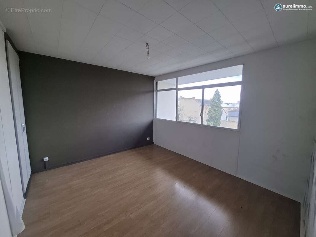 chambre 2 - Appartement à MONTLUCON
