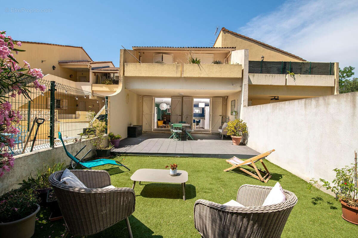 Entièrement rénové, 2 stationnements, terrasses & jardin - photo 16