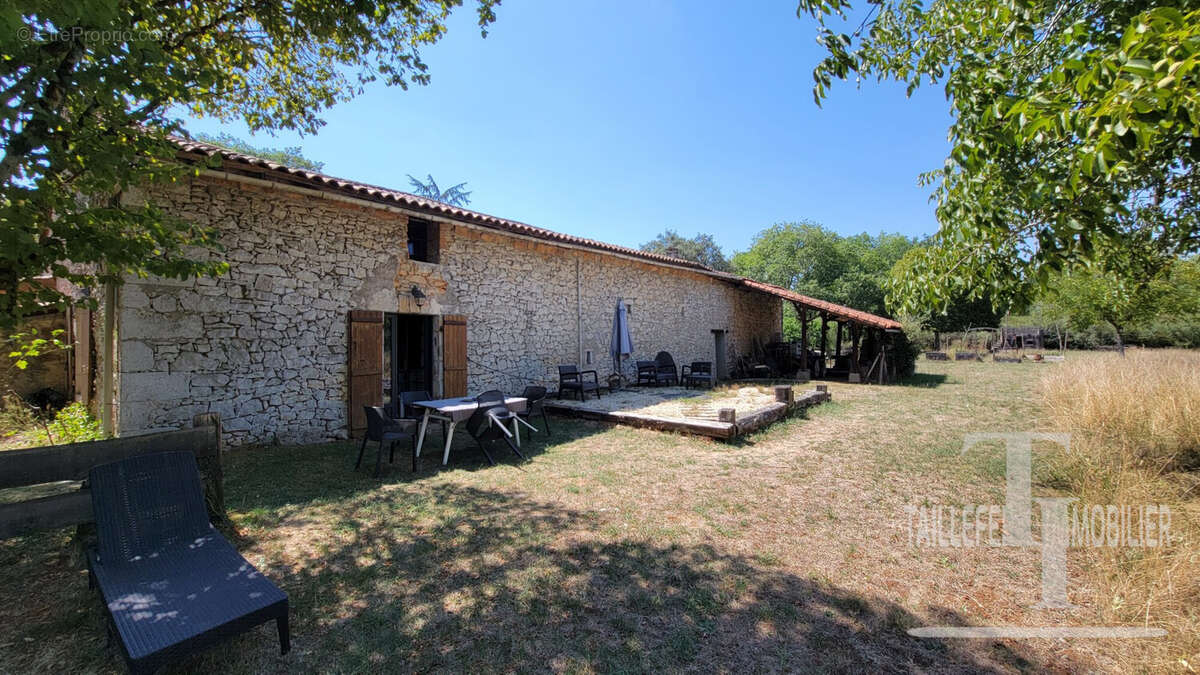 Maison 137 m² à Lussas-Et-Nontronneau  - photo 3
