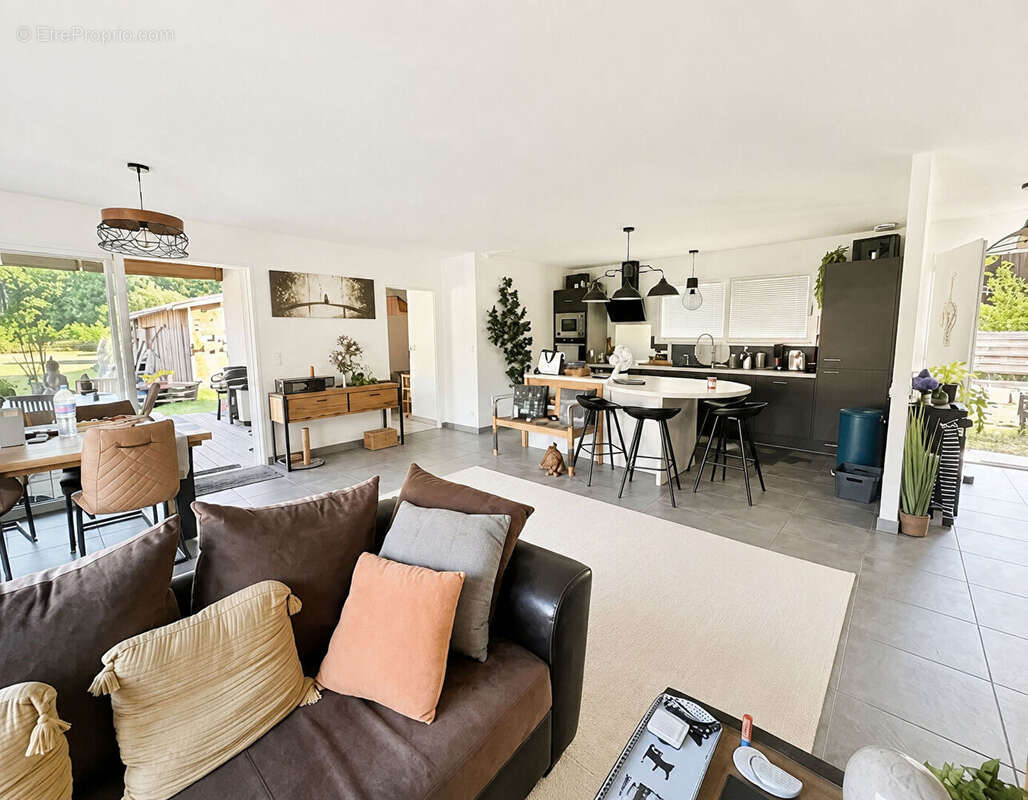 Maison contemporaine récente de plain -pied, piscine et annexes - photo 7