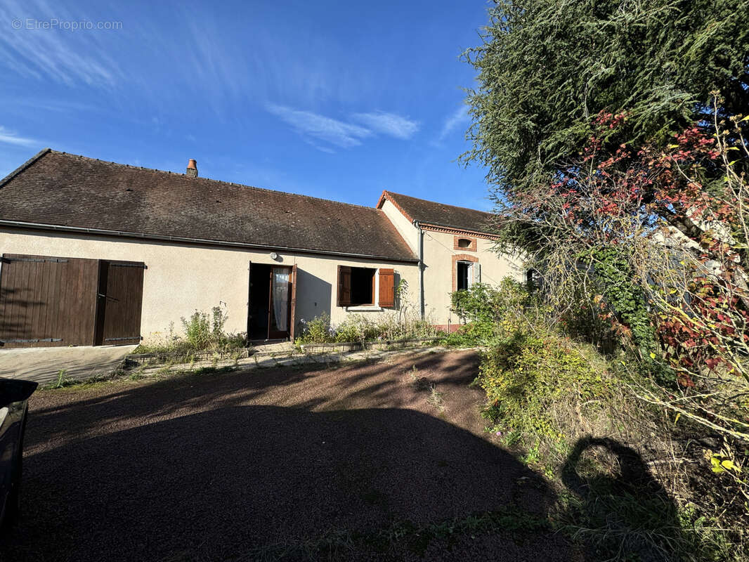 Maison à SAINT-REMY-EN-ROLLAT