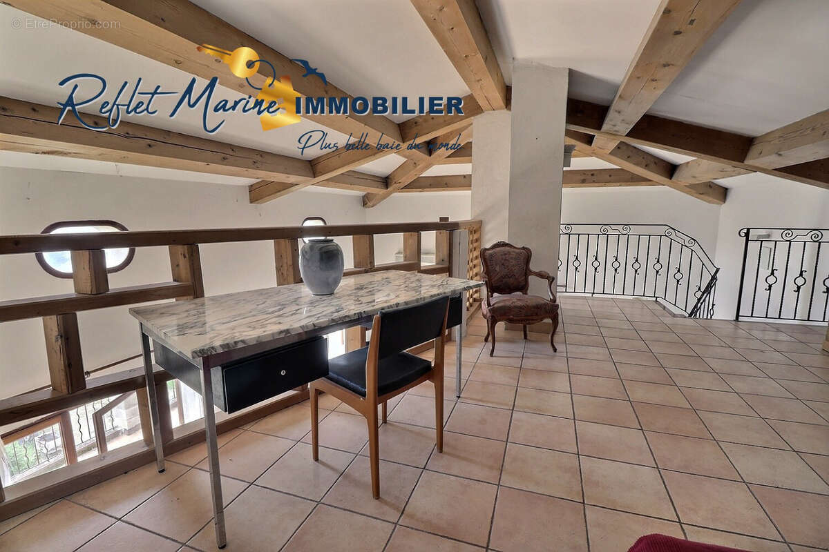Maison à CEYRESTE