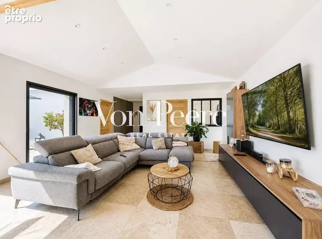 A Mollégès : A vendre maison contemporaine de plain-pied, 5 chambres avec jardin et piscine - photo 2