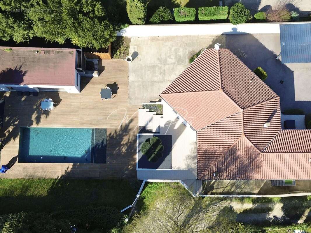 Maison 230 m² à Saint-Esteve  - photo 21