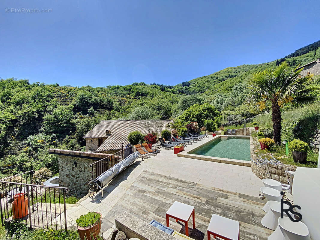 Demeure de caractère de 330m2 rénovés avec 6 chambres, 2,6 ha de terrain, piscine et vue dominante. - photo 14