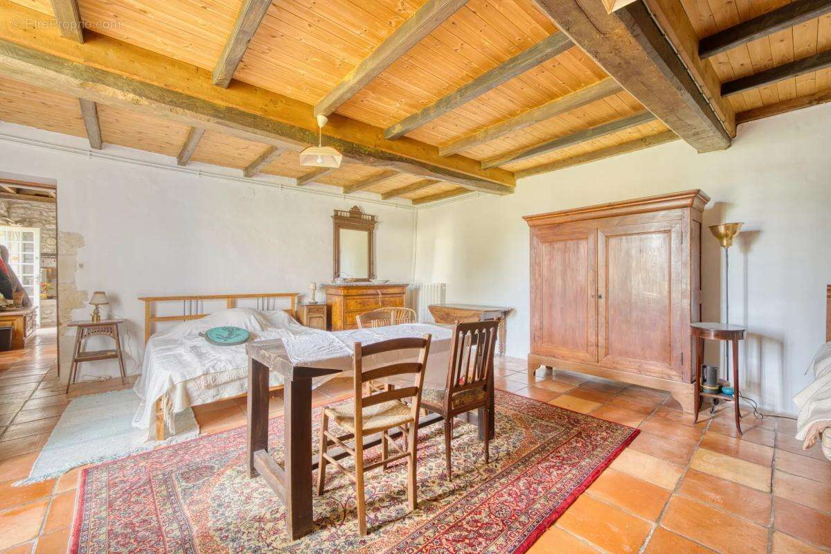 Authentique maison charentaise de 180 m² habitables avec piscine - photo 8