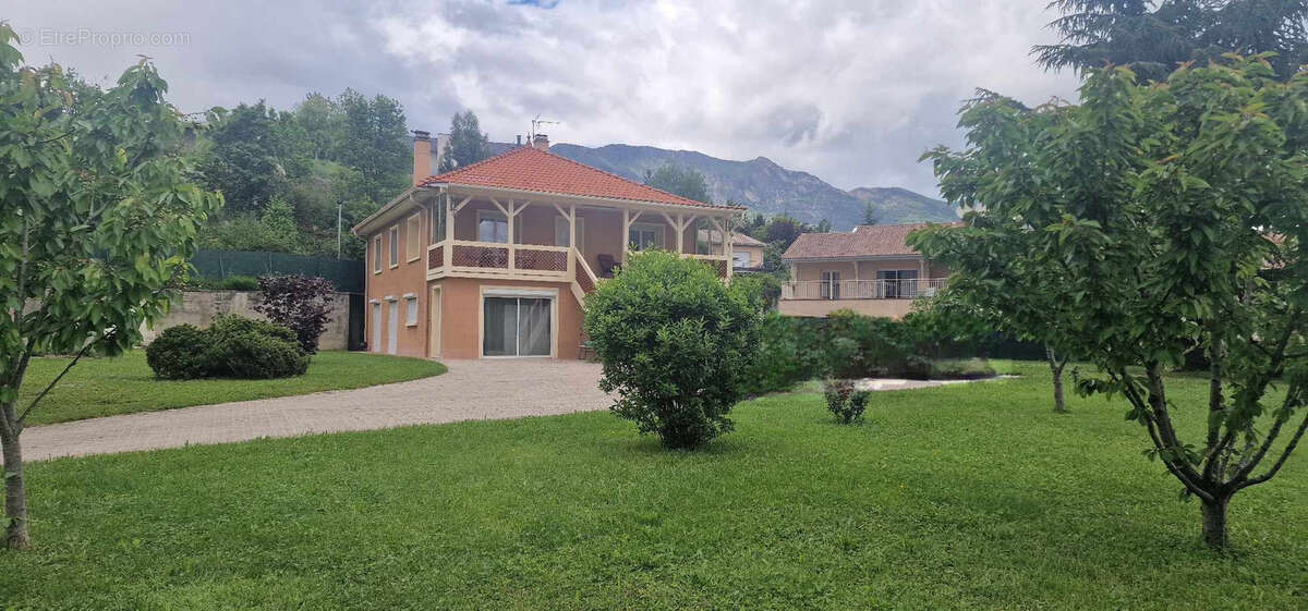 A saisir Maison bourgeoise composée de 2 appartements avec de nombreuses dépendances et  un grand terrain de 1 - photo 10