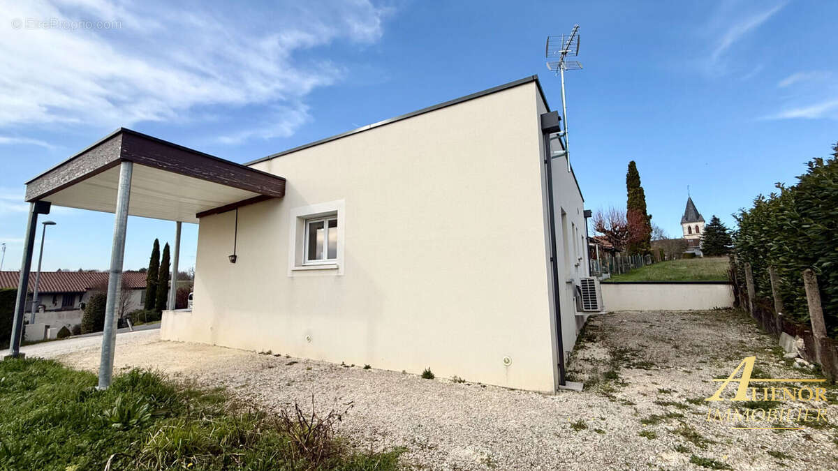 Maison à CHAMPCEVINEL