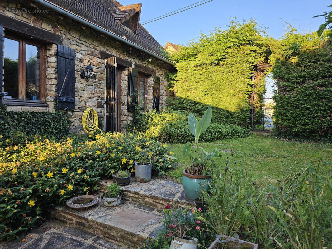 1000025975 - Maison à SAINT-PRIEST-LES-FOUGERES