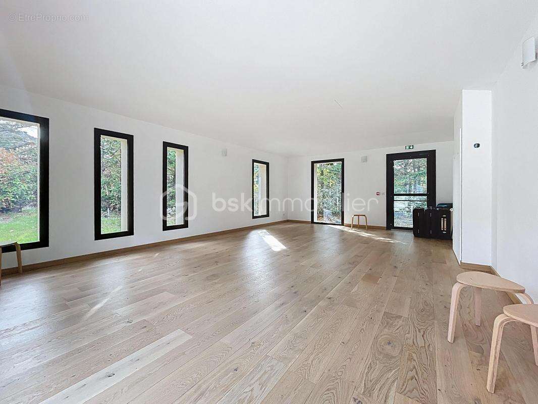 Commerce à SAINT-VALLIER-DE-THIEY