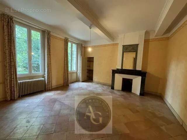 Maison à VILLENEUVE-LA-COMPTAL