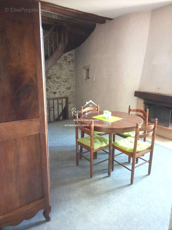 Espace repas avec sa cheminée  - Maison à DESCARTES