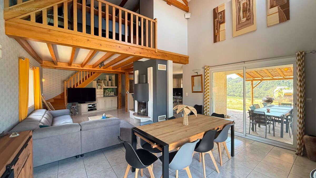 Maison à CHAZELLES-SUR-LYON