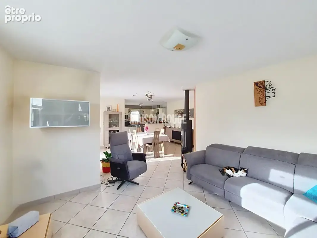 Maison familiale de 144 m² sur un terrain paysagé de 677 m² - photo 8