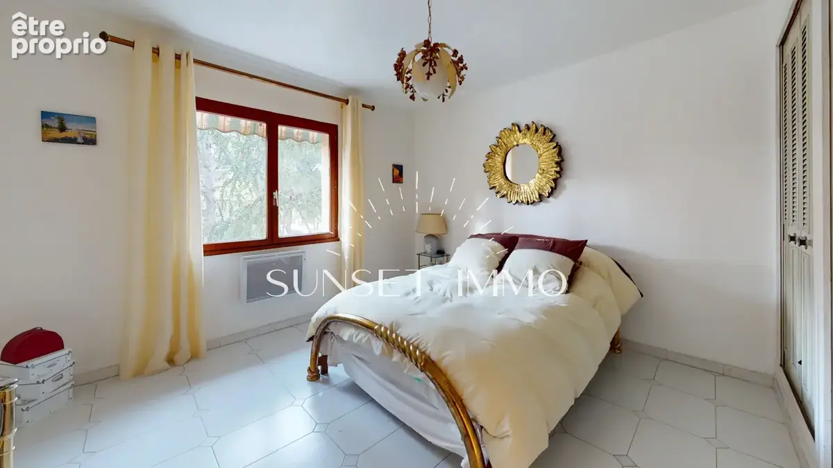 Ensues la redonne - Maison 220m2 sur 2400m2 de terrain en pleine verdure - photo 12