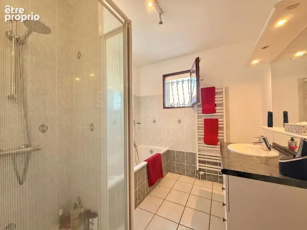 Maison avec sous-sol - 3 chambres et 2 bureaux - Terrain 730 m² avec piscine - photo 13