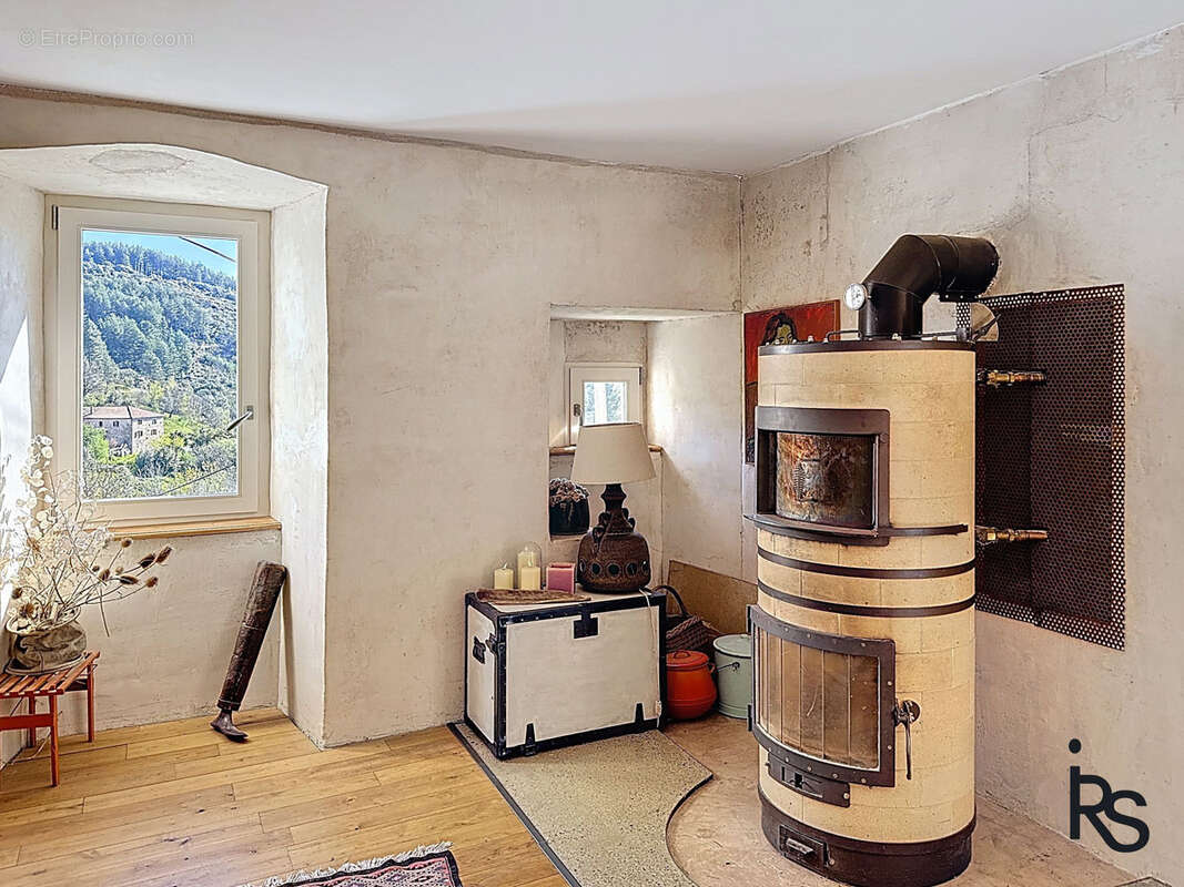 une maison ardéchoise rénovée de 261 m2 habitables, avec 4600 m2 de jardin en terrasses. - photo 7