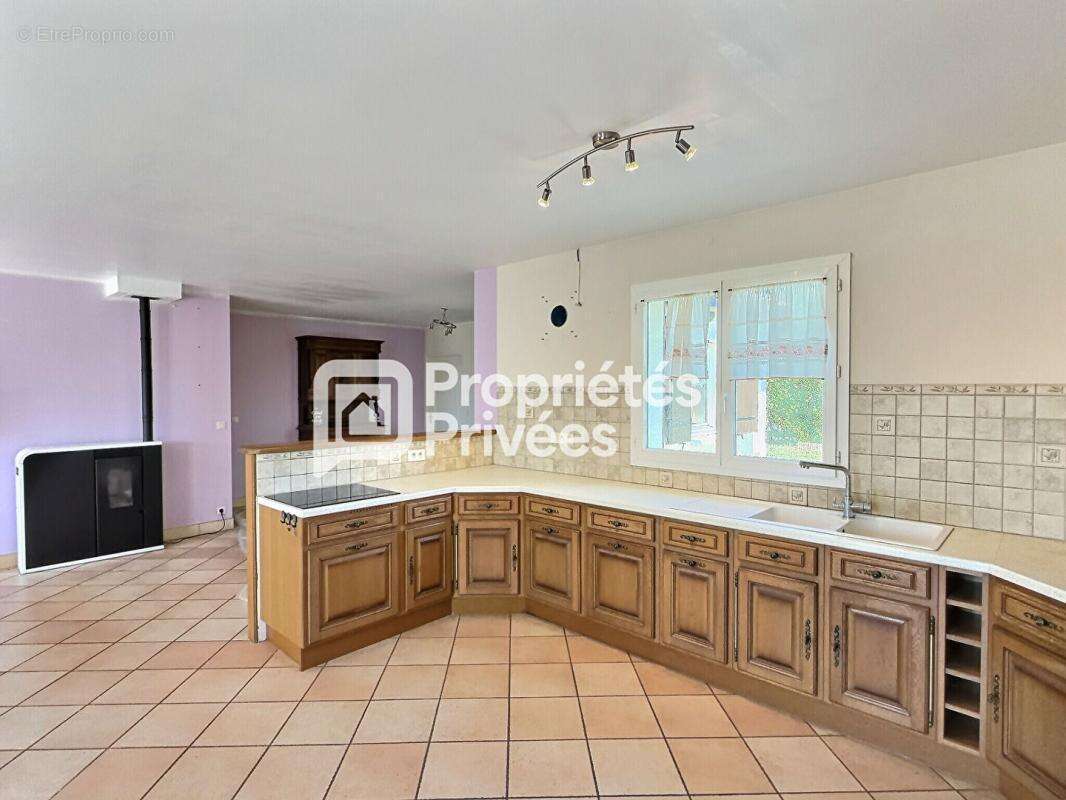 Maison T4/5 avec 3 ch., spacieux garage et abri pour camping-car au calme sur COMBERANCHE-ET-EPELUCHE (24600) - photo 4