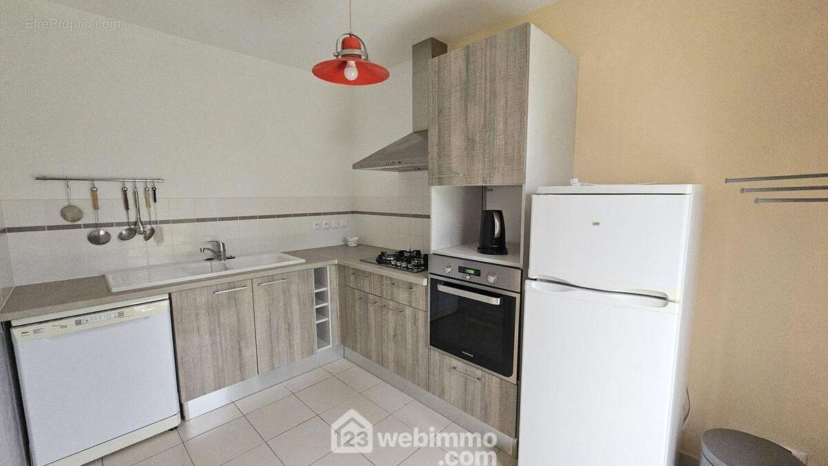 Une cuisine toute équipée de 7,68 m². - Maison à PRINGY