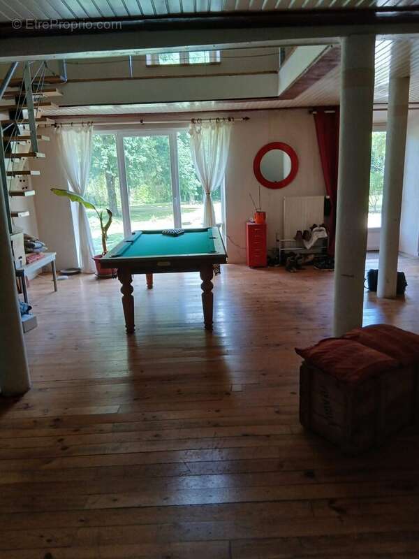 Maison 160 m² à Saint-Priest-Bramefant  - photo 2