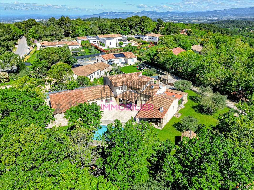 Maison à LA ROQUE-SUR-PERNES