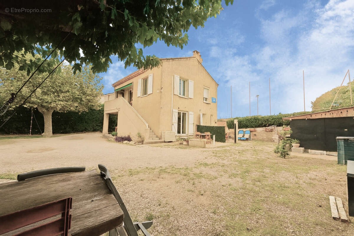 Villa rénovée divisée en 4 appartements à La Ciotat 50 m de la mer - photo 4