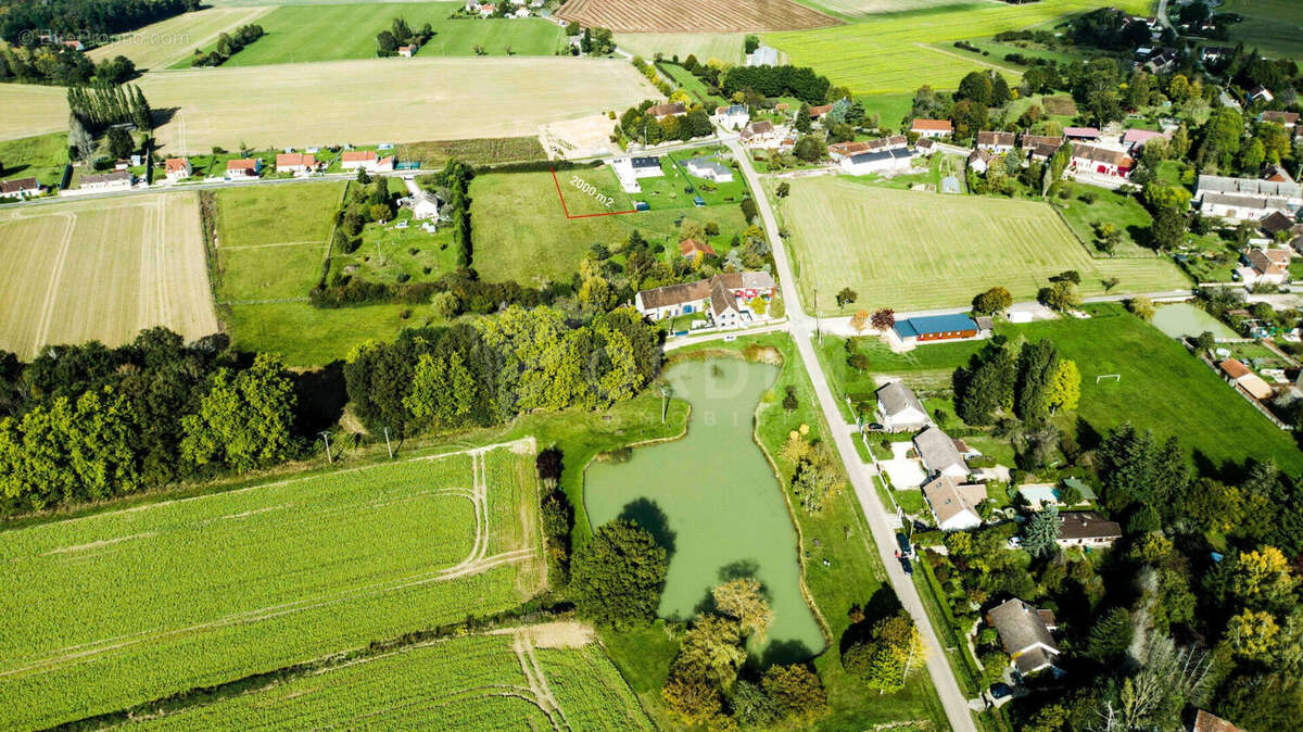 Terrain à LES ORMES