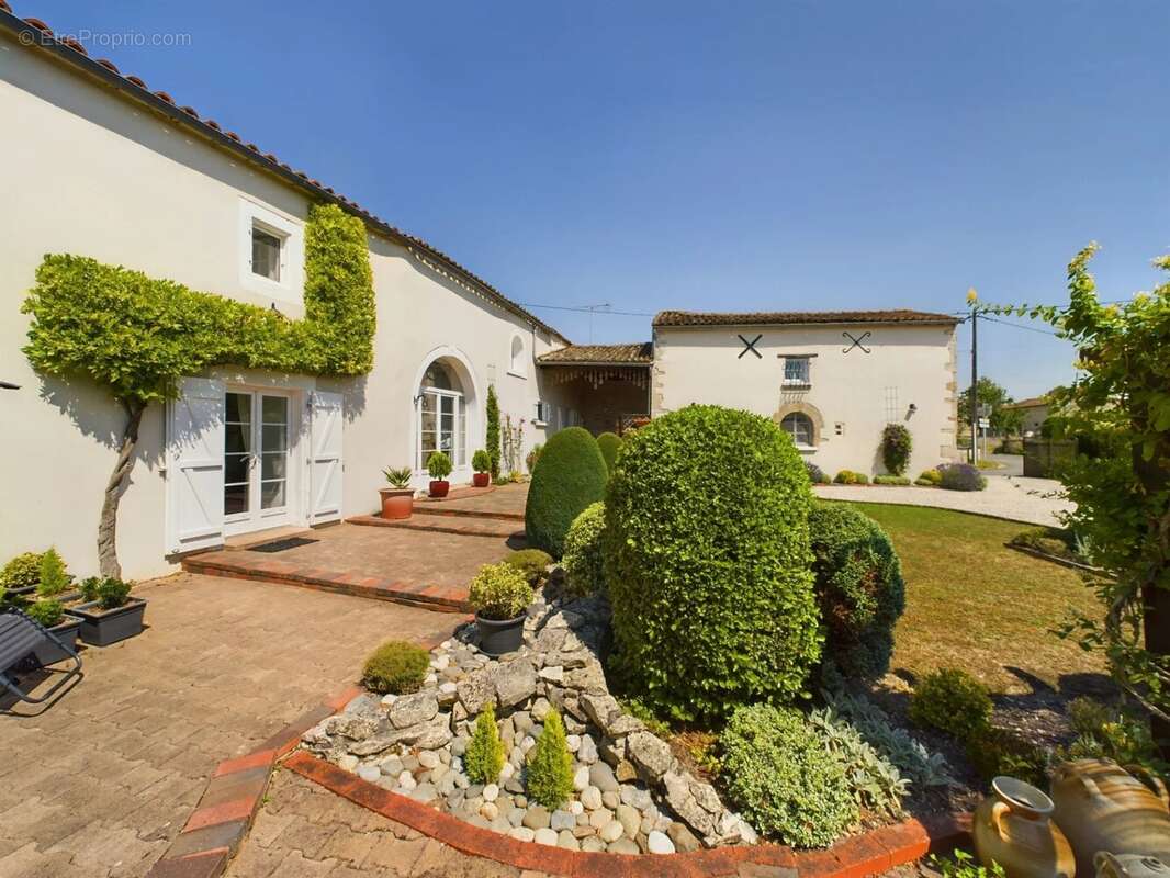 Belle rénovation pour cette Maison de village de 3 chambres/3 salles de bain avec jardins paysagers. - photo 2