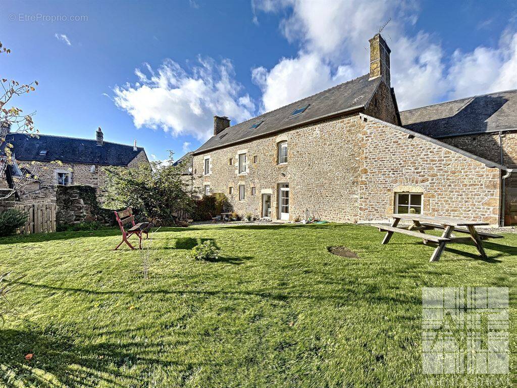 Maison à MONTREUIL-POULAY