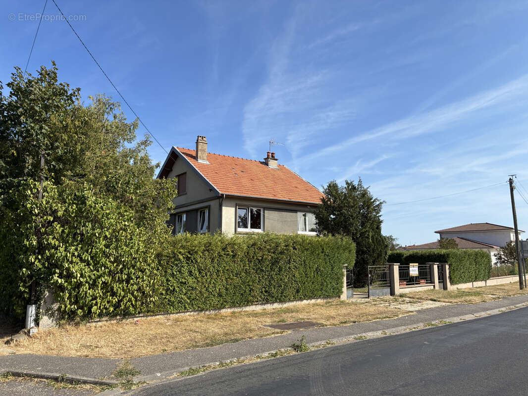 Pavillon à rénover entièrement, élevé sur sous-sol complet - photo 17