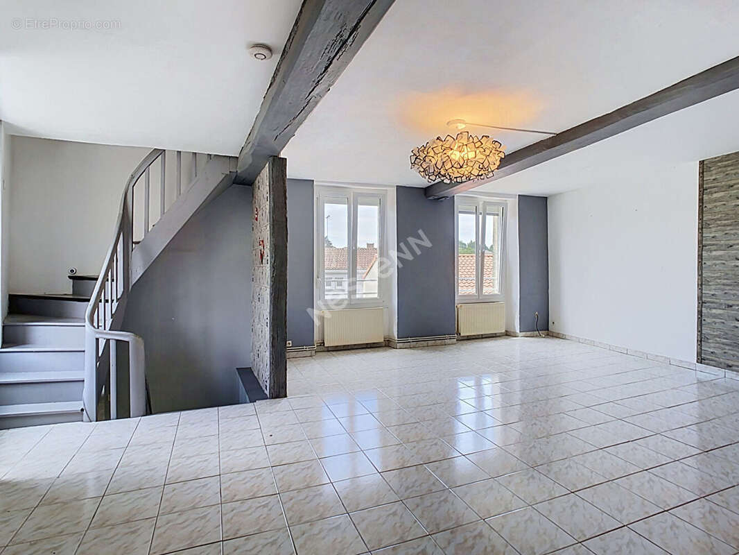Maison familiale en pierre à vendre dans le bourg du Fief Sauvin - photo 4