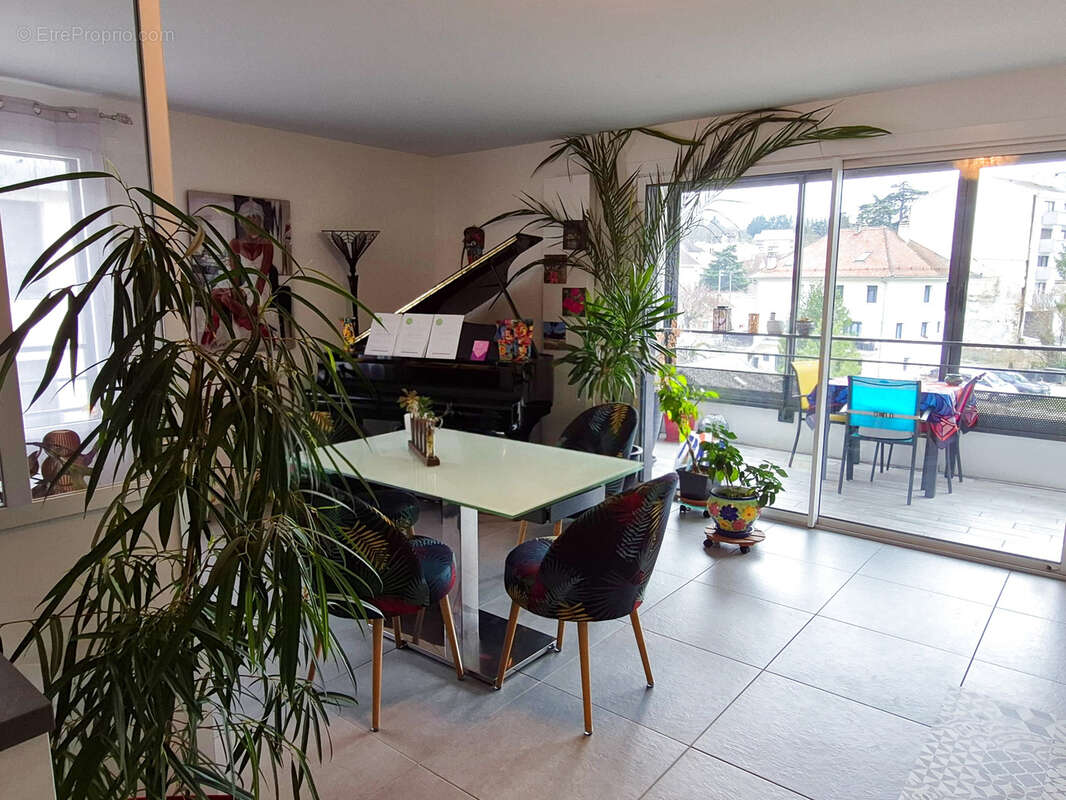 Appartement à COLLONGES-SOUS-SALEVE