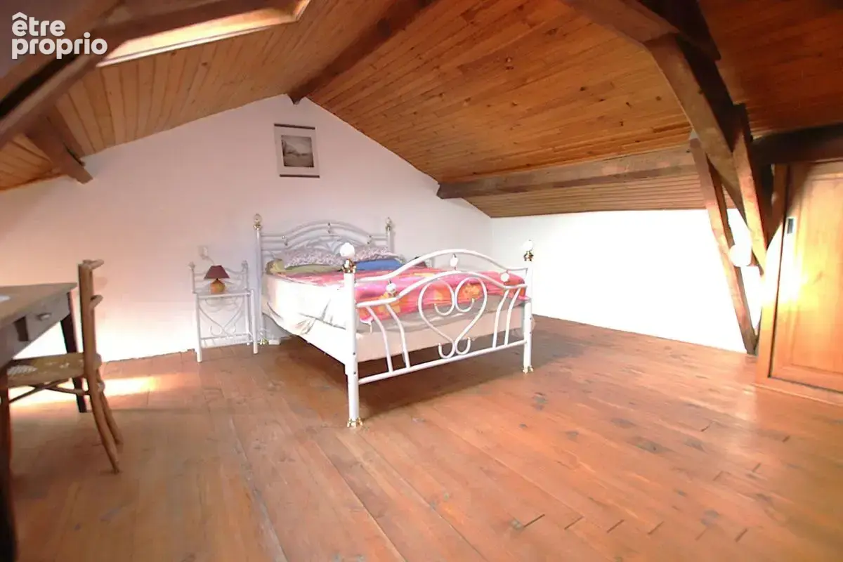 Ensemble immobilier avec gîte et potentiel second gîte - Maison T7 de 211 m² sur terrain arboré - photo 15